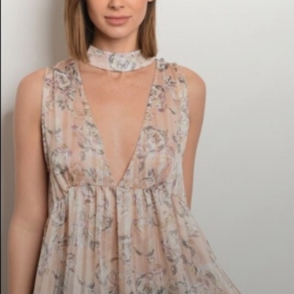 NWT: Lovely choker Flowy blouse 🌸🌸 Size S